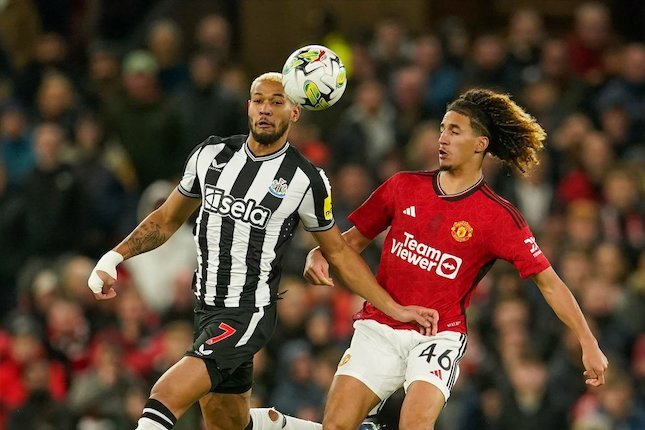 Duel antara penyerang Newcastle, Joelinton dengan gelandang Manchester United, Hannibal Mejbri pada putaran ke-4 Carabao Cup 2023/2024, Kamis (2/11/2023) WIB. (c) AP Photo/Dave Thompson