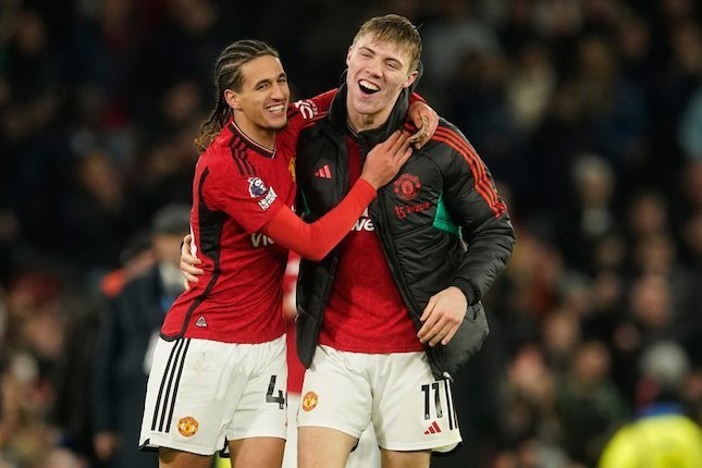 Pemain Manchester United Hannibal Mejbri dan Rasmus Hojlund merayakan kemenangan atas Aston Villa pada pekan ke-19 Premier League 2023/2024 di Old Trafford, Rabu (27/12/2023) dini hari WIB. (c) AP Photo/Dave Thompson