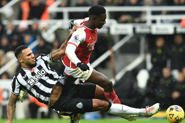 Duel Jamaal Lascelles dan Eddie Nketiah dalam laga Premier League 2023/2024 Newcastle vs Arsenal, Minggu (5/11/2023). (c) Newcastle United FC Official