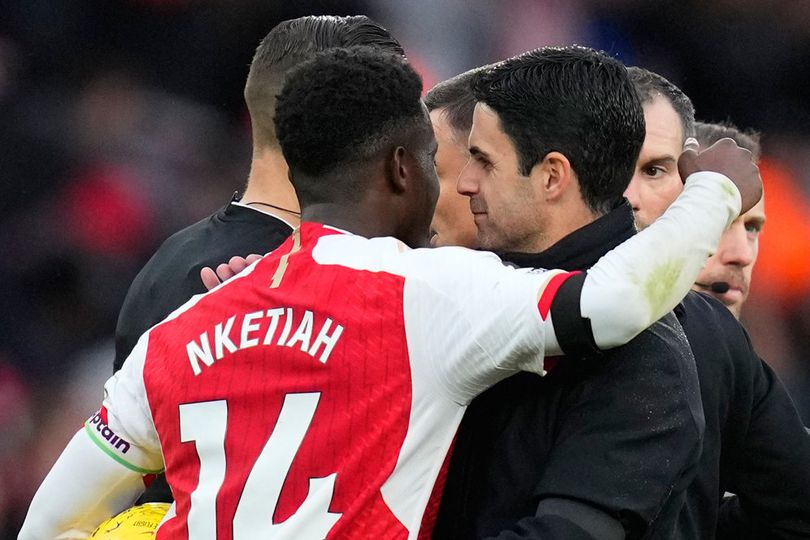 Eddie Nketiah dan Mikel Arteta usai laga Arsenal vs Sheffield United pada lanjutan Premier League 2023/2024, Sabtu (28/10/2023) malam WIB. (c) AP Photo/Kirsty Wigglesworth