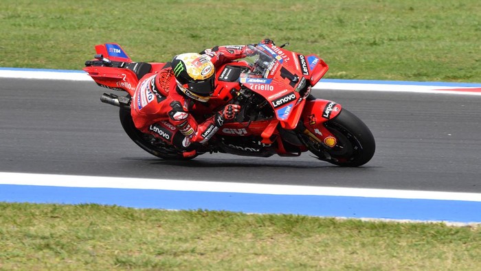 MotoGP - Emilia-Romagna Grand Prix - Misano World Circuit Marco Simoncelli, Misano Adriatico, Italy - September 22, 2024 Ducati Lenovo Teams Francesco Bagnaia in action during the MotoGP race REUTERS/Jennifer Lorenzini