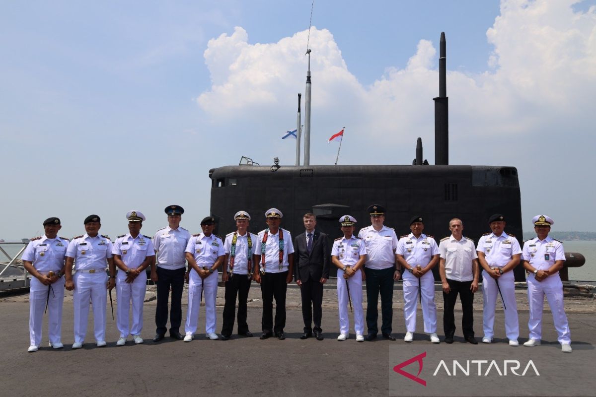 Kapal selam Rusia untuk pertama kalinya sandar di Surabaya